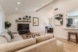 sala de estar amplia con sofá y TV en MidCentury Modern Home with Pool 10 Min to Strip Great for Family, en Las Vegas