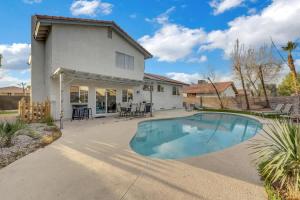 una casa con piscina en un patio en MidCentury Modern Home with Pool 10 Min to Strip Great for Family, en Las Vegas