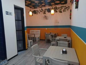 a restaurant with tables and chairs in a room at PH BOUTIQUE HOTEL Girardot in Girardot