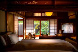 Postel nebo postele na pokoji v ubytování Hotel Utano Kyoto Besho