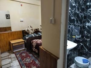 Vannituba majutusasutuses Benus Darjeeling Home A Backpacker Hub +37 fotot