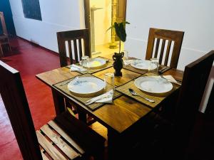 una mesa de madera con platos y servilletas. en Lagoon House - Hiriketiya, en Dikwella 26 fotos más