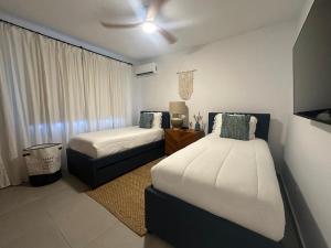 Ένα ή περισσότερα κρεβάτια σε δωμάτιο στο Luxury 2 Bedroom Apartment, 1 Min Walk to Punta Popy Beach, Pool, AC, Fast WiFi, Las Terrenas