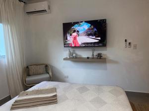 Μια τηλεόραση ή/και κέντρο ψυχαγωγίας στο Luxury 2 Bedroom Apartment, 1 Min Walk to Punta Popy Beach, Pool, AC, Fast WiFi, Las Terrenas
