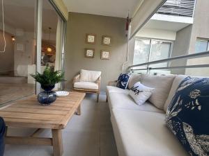 Χώρος καθιστικού στο Luxury 2 Bedroom Apartment, 1 Min Walk to Punta Popy Beach, Pool, AC, Fast WiFi, Las Terrenas