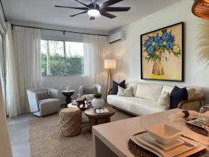 Χώρος καθιστικού στο Luxury 2 Bedroom Apartment, 1 Min Walk to Punta Popy Beach, Pool, AC, Fast WiFi, Las Terrenas