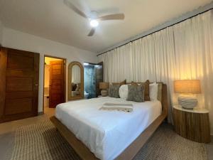 Ένα ή περισσότερα κρεβάτια σε δωμάτιο στο Luxury 2 Bedroom Apartment, 1 Min Walk to Punta Popy Beach, Pool, AC, Fast WiFi, Las Terrenas