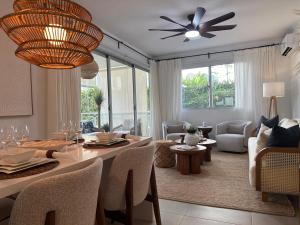 Χώρος καθιστικού στο Luxury 2 Bedroom Apartment, 1 Min Walk to Punta Popy Beach, Pool, AC, Fast WiFi, Las Terrenas
