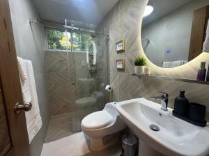 Ένα μπάνιο στο Luxury 2 Bedroom Apartment, 1 Min Walk to Punta Popy Beach, Pool, AC, Fast WiFi, Las Terrenas