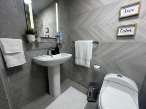 Ένα μπάνιο στο Luxury 2 Bedroom Apartment, 1 Min Walk to Punta Popy Beach, Pool, AC, Fast WiFi, Las Terrenas