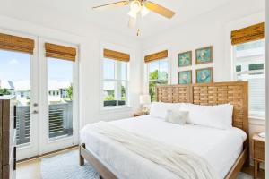 Ένα ή περισσότερα κρεβάτια σε δωμάτιο στο Heaven on 30A by Stay on 30A- Pool, Bikes, Golf Cart +30 φωτογραφίες