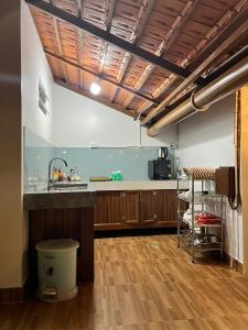 Kuchyň nebo kuchyňský kout v ubytování Homestay Bảo Lộc Ngọc Kim