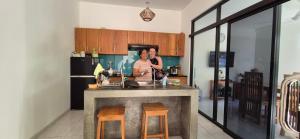 dos mujeres de pie en una cocina con una barra en Rumah Mimpi Guest House, en Lovina 27 fotos más