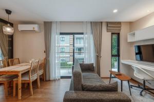 Μια τηλεόραση ή/και κέντρο ψυχαγωγίας στο C156 The title Rawai 50m Main Beach Road