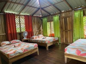 Postel nebo postele na pokoji v ubytování Hotel cahuita