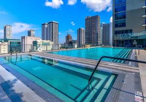 マイアミにあるSPECIAL OFFER - Harbor Residences Luxury 2 Bedroom Apartment Downtown-Port of Miamiの市街のスカイラインを背景にしたスイミングプール