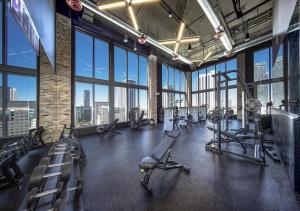 マイアミにあるSPECIAL OFFER - Harbor Residences Luxury 2 Bedroom Apartment Downtown-Port of Miamiの窓のある建物内にジム(トレッドミル、マシン付)