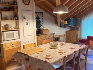 Photo de la galerie de l'établissement Grand T3 lumineux avec balcon, parking & casier skis en centre-ville de Samoëns - FR-1-624-22, à Samoëns 11 autres photos