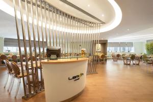 Restoran või mõni muu söögikoht majutusasutuses Ramada Abu Dhabi Corniche