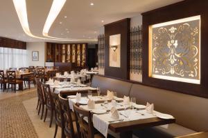 Restoran või mõni muu söögikoht majutusasutuses Ramada Abu Dhabi Corniche