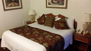 Säng eller sängar i ett rum på Grand Junction Palomino Inn