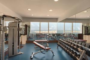Spordikeskus ja/või sportimisvõimalused majutusasutuses Ramada Abu Dhabi Corniche