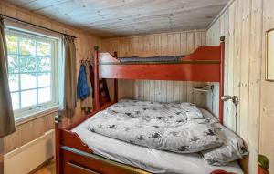 1 dormitorio con litera en una cabaña en Stunning Home In Sjusjøen With Sauna, en Sjusjøen
