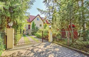 Vonkajšia záhrada v ubytovaní 4 Bedroom Cozy Home In Grzybowo