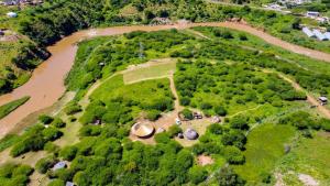 une vue aérienne d'un parc à côté d'une rivière dans l'établissement Indlondlo Cultural Village, à Cato Ridge