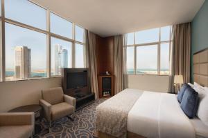 Televiisor ja/või meelelahutuskeskus majutusasutuses Ramada Abu Dhabi Corniche