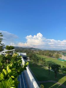 - une vue sur le parcours de golf depuis le balcon du complexe dans l'établissement Studio Apartment, Bang Tao Phuket, à Laguna Phuket