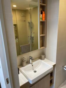 une salle de bain avec un lavabo et un miroir dans l'établissement Studio Apartment, Bang Tao Phuket, à Laguna Phuket 6 autres photos