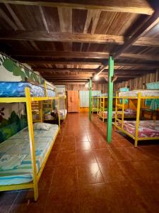 Katil dua tingkat atau katil-katil dua tingkat dalam bilik di Madre Selva Hostel
