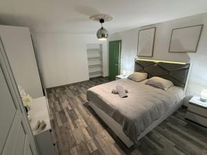 Katil atau katil-katil dalam bilik di Jolie Maison spacieuse 6 min Centre Auxerre