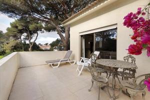 un patio con tavolo e sedie di Garden House a Cascais