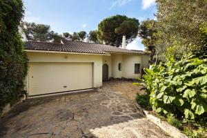 una casa con garage con vialetto di Garden House a Cascais