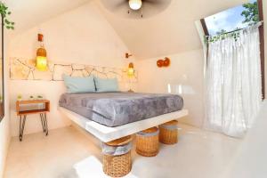Postel nebo postele na pokoji v ubytování Loft Cabins In Cenotes Natural Park Tulum + 37 fotografií