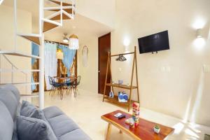 TV a/nebo společenská místnost v ubytování Loft Cabins In Cenotes Natural Park Tulum