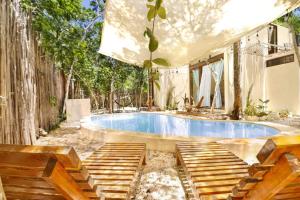 Bazén v ubytování Loft Cabins In Cenotes Natural Park Tulum nebo v jeho okolí