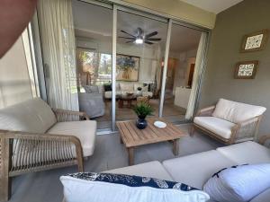 Χώρος καθιστικού στο Luxury 2 Bedroom Apartment, 1 Min Walk to Punta Popy Beach, Pool, AC, Fast WiFi, Las Terrenas