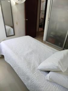 Postel nebo postele na pokoji v ubytování Habitación Rochy