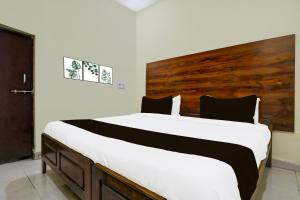 Postel nebo postele na pokoji v ubytování SPOT ON SRI KARTHIK GRAND INN