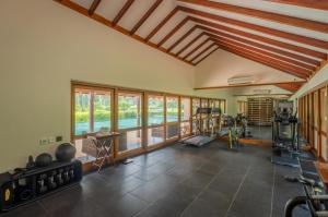 Un gimnasio con cintas de correr y equipos de ejercicio en una habitación. en Rambha Palace, en Rambha