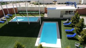 an overhead view of a swimming pool and lounge chairs at Hotel Hacienda Santana in Tecate
