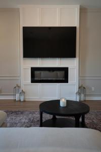 un salon avec une table basse noire et une télévision dans l'établissement Your Own Crashpad, à Jacksonville