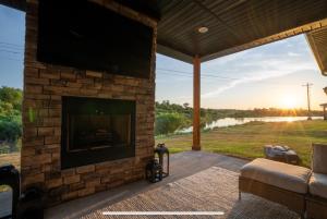 un salon avec une cheminée en pierre avec une télévision à écran plat dans l'établissement Your Own Crashpad, à Jacksonville