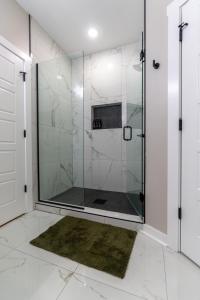 La salle de bains est pourvue d'une douche en verre avec un tapis. dans l'établissement Your Own Crashpad, à Jacksonville 14 autres photos