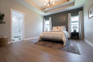 une chambre avec un grand lit et un lustre dans l'établissement Your Own Crashpad, à Jacksonville