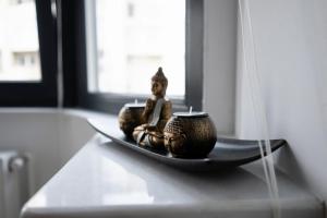 un par de jarrones sentados sobre una mesa en Cozy & Modern Apartament in the Heart of the City, en Craiova