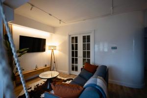Una sala de estar con un sofá azul y una mesa. en Cozy & Modern Apartament in the Heart of the City, en Craiova 38 fotos más